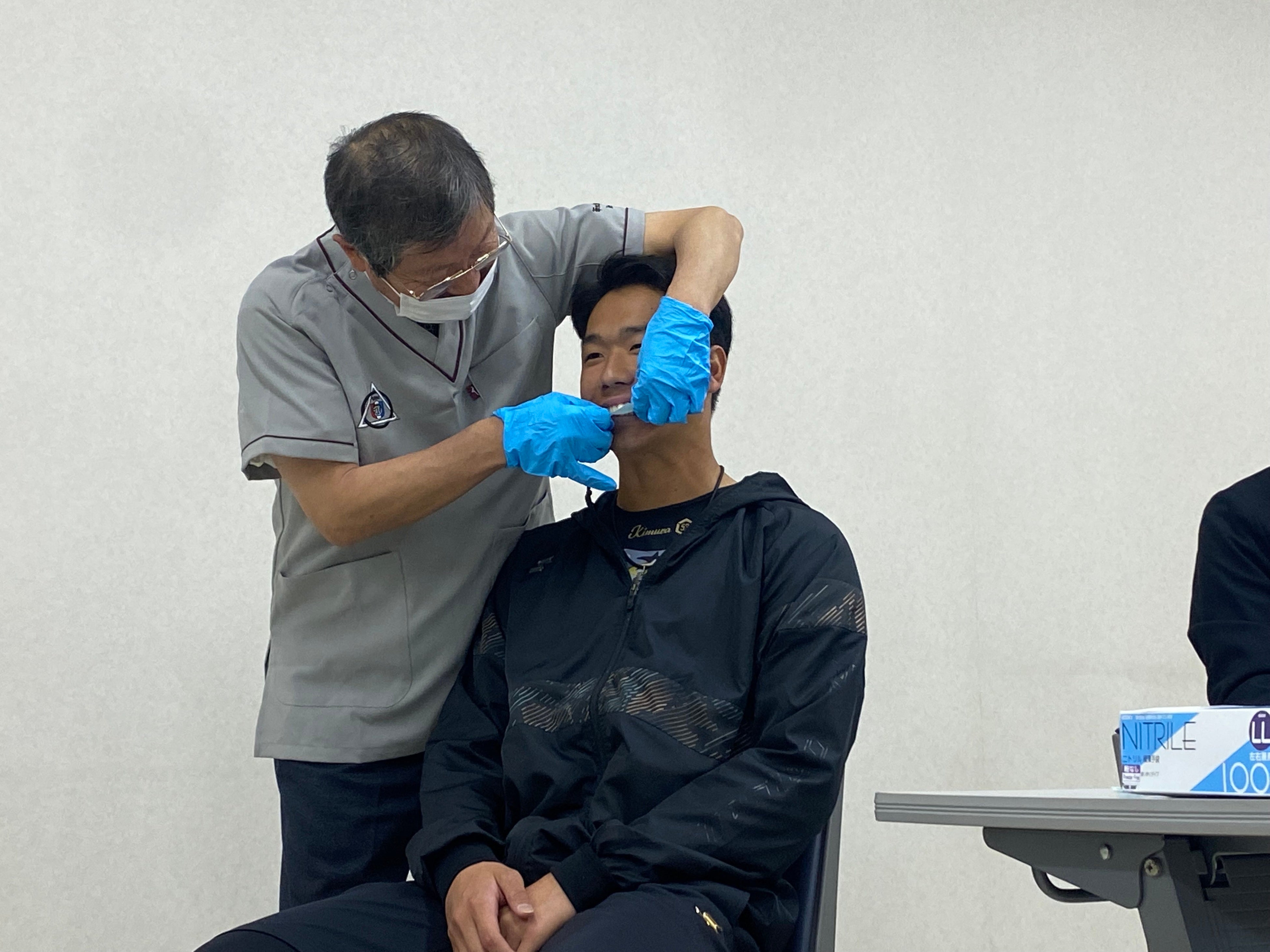 嚙むチカラ測定中の木村選手