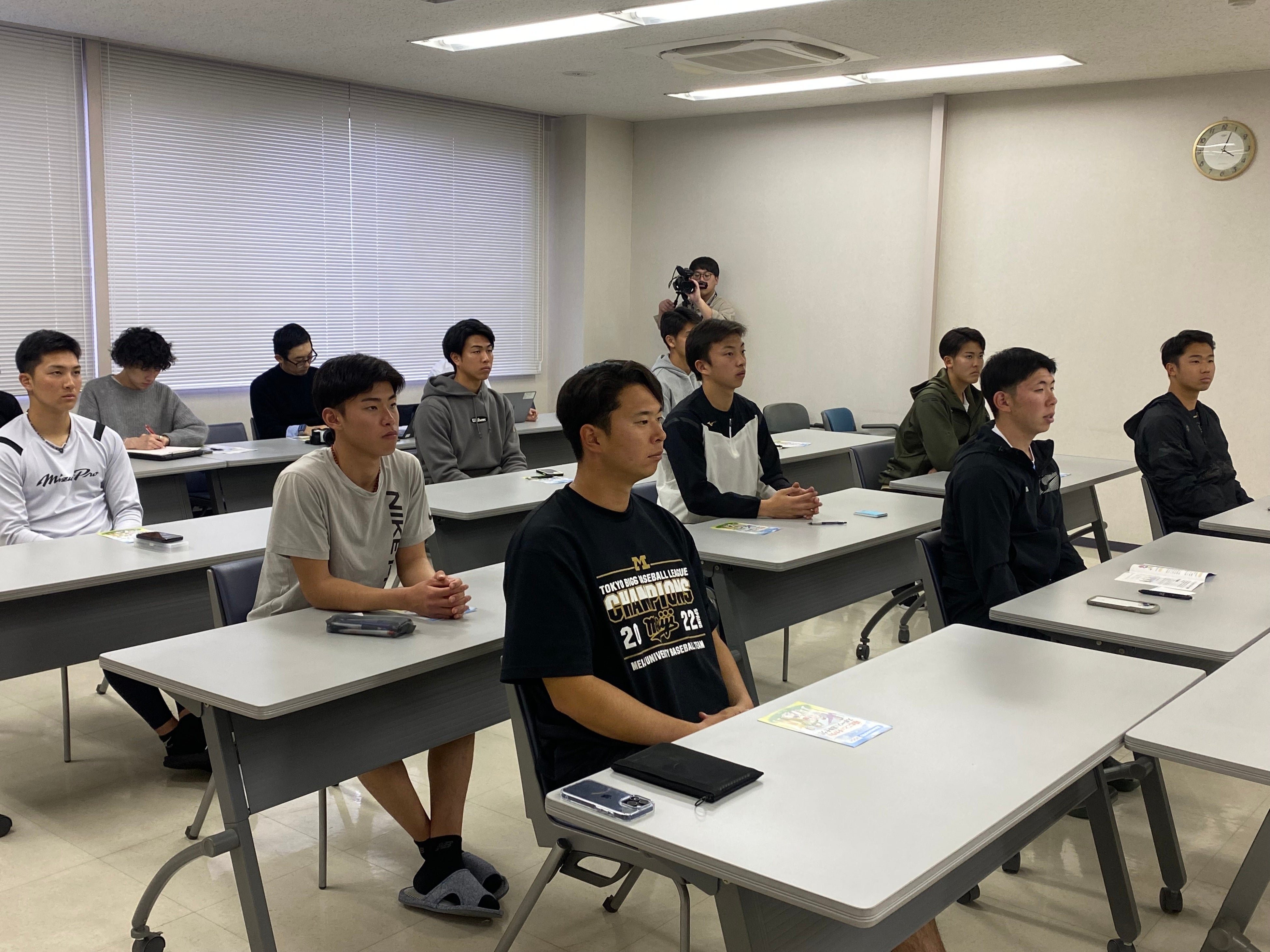 口腔健康セミナーを受講する選手たち