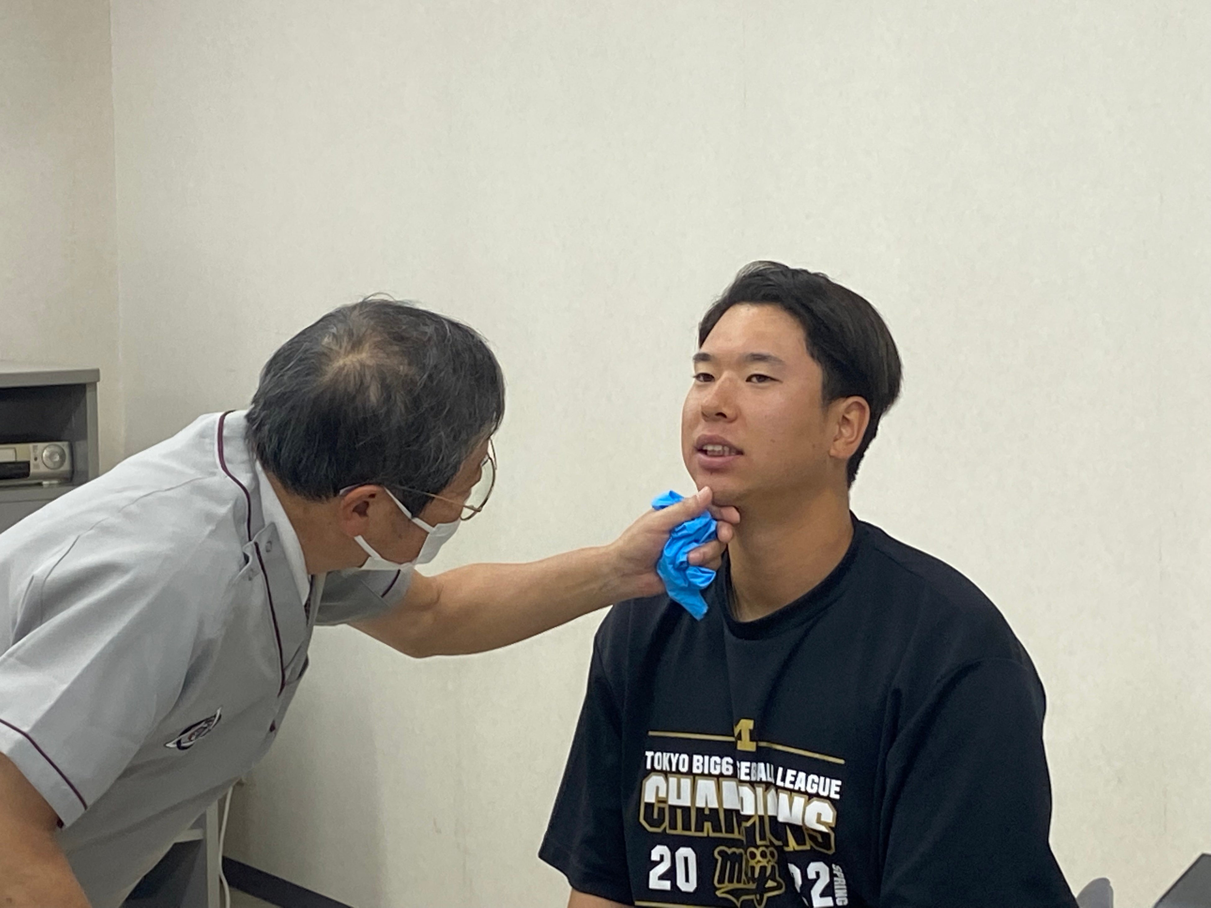 武田客員教授に口の状態を診てもらう上田選手