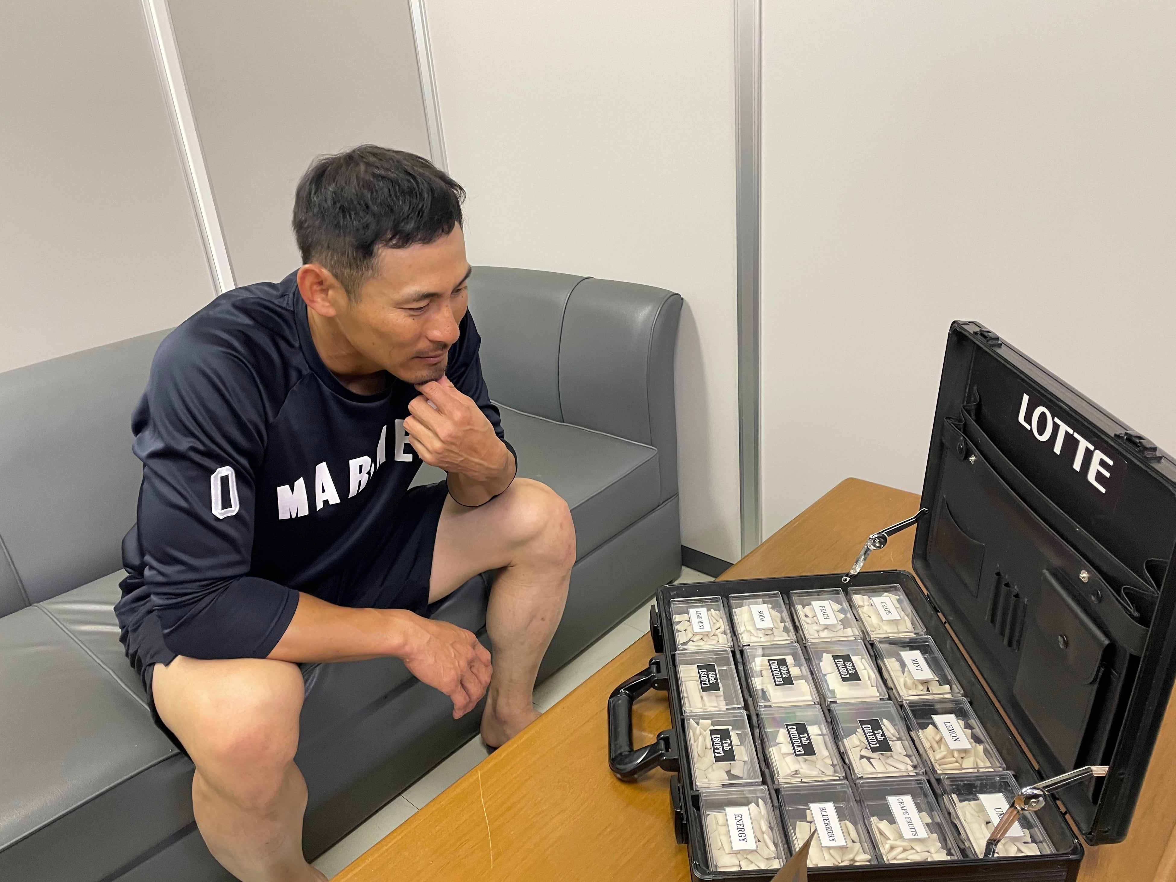 ロッテ噛むこと研究部担当者と意見交換し、 プロフェッショナルガムを選ぶ萩野選手