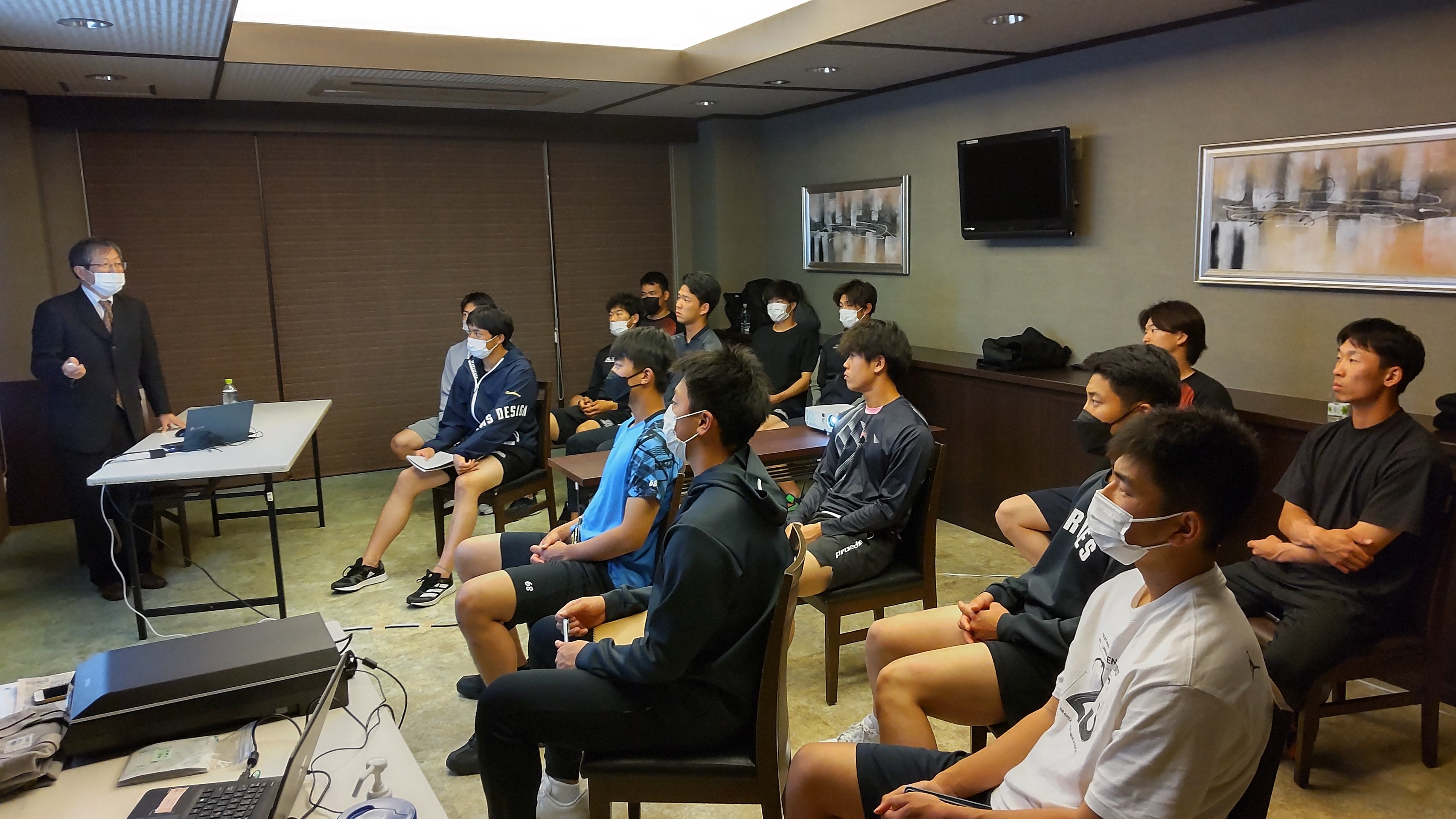 口腔健康セミナーを受ける千葉ロッテマリーンズ選手