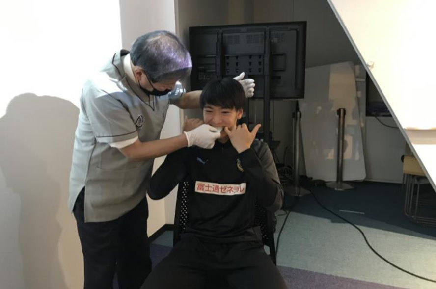 噛むチカラ測定の様子 東京歯科大学・武田 友孝客員教授（左）、岡崎 寅太郎さん（右）