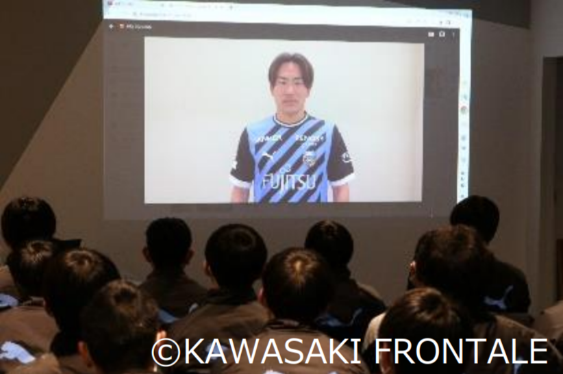 登里選手のメッセージ動画を視聴するアカデミー生