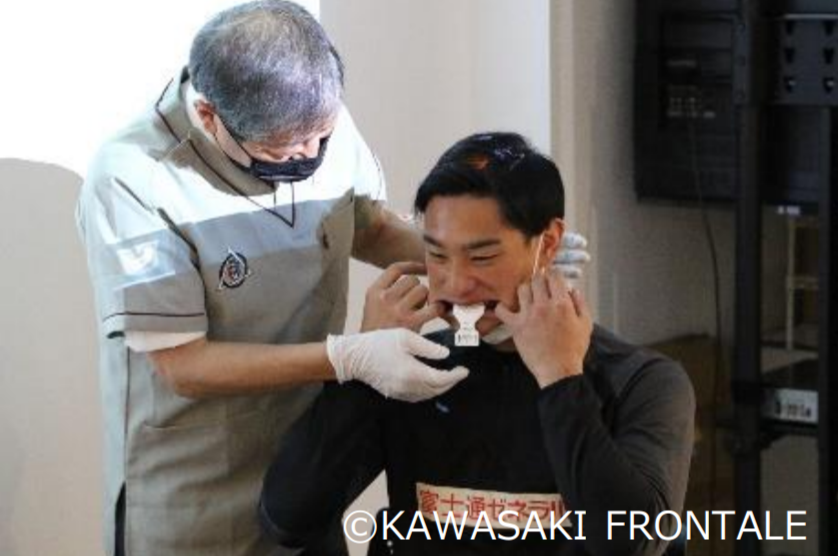 噛むチカラ測定をする濱﨑 知康さん