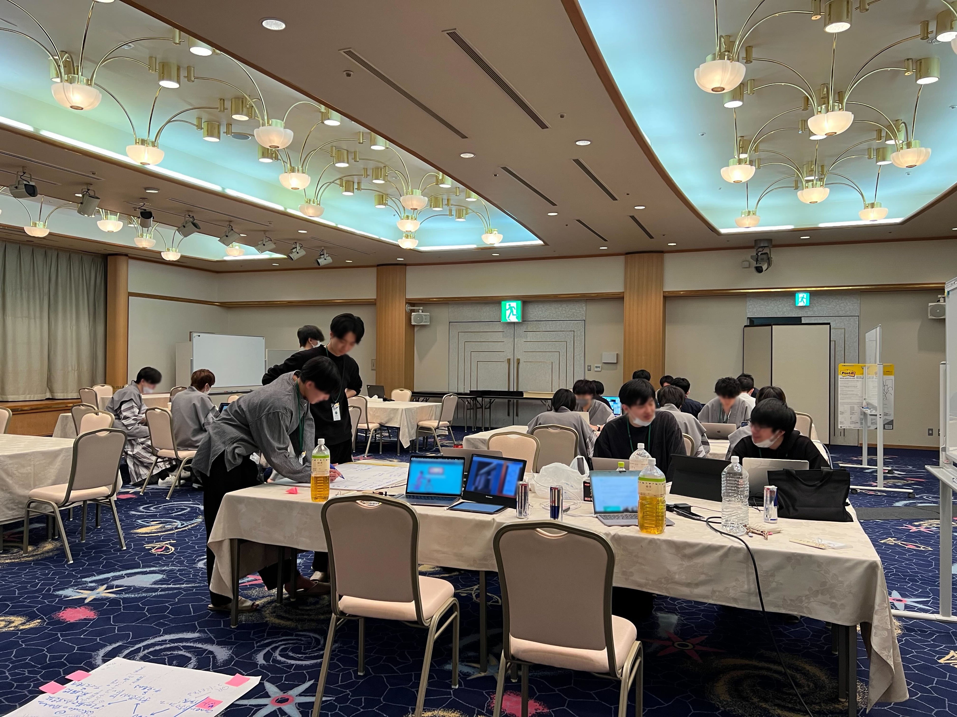 秋保温泉のホテルニュー水戸屋で開発に励む参加者の様子