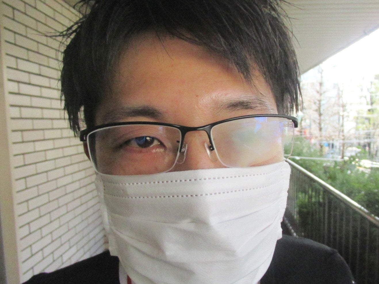 マスクを着用してもレンズが曇らないように専用クリーナーも塗布 (左レンズ:塗布後、右レンズ:塗布前)。違いは一目瞭然!