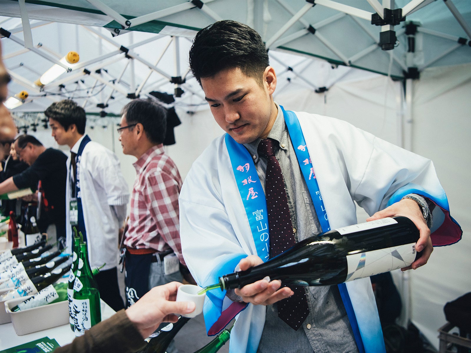 酒蔵の方とボランティアでお客様をお迎えします