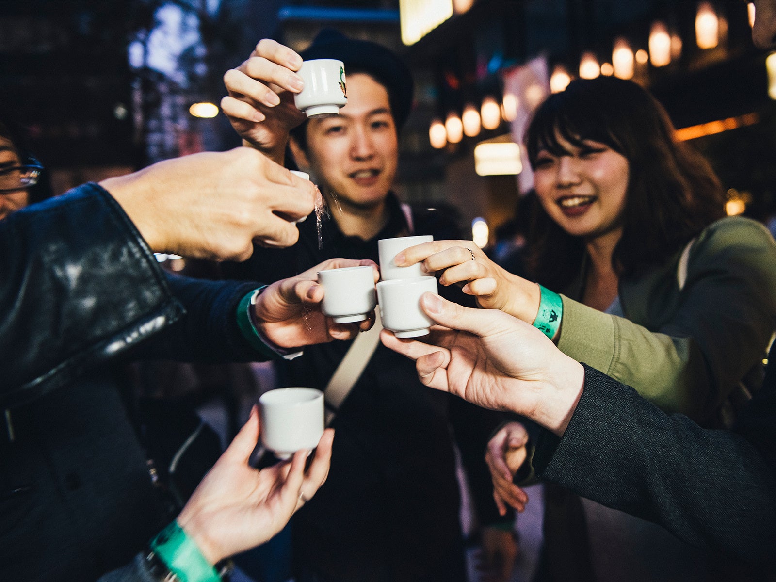 街中でみんなで乾杯しましょう！