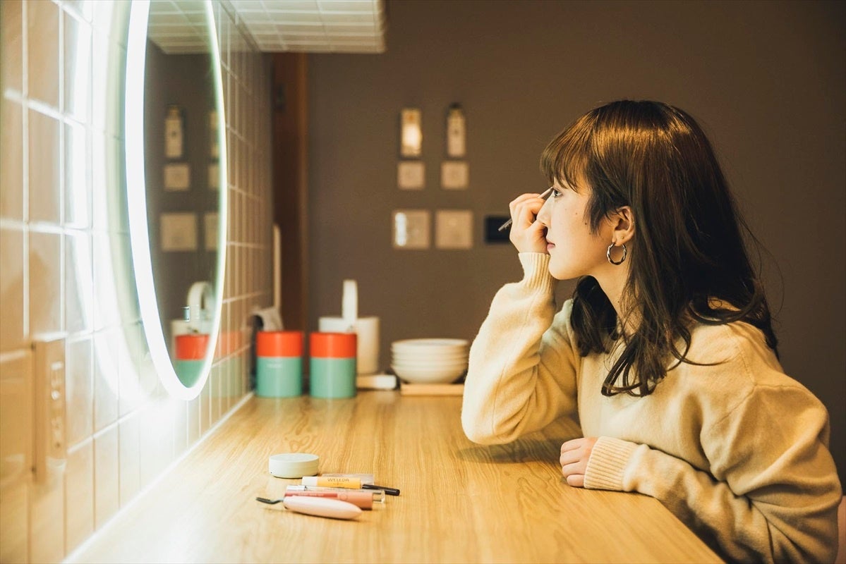 LED付きの鏡でお化粧ができます