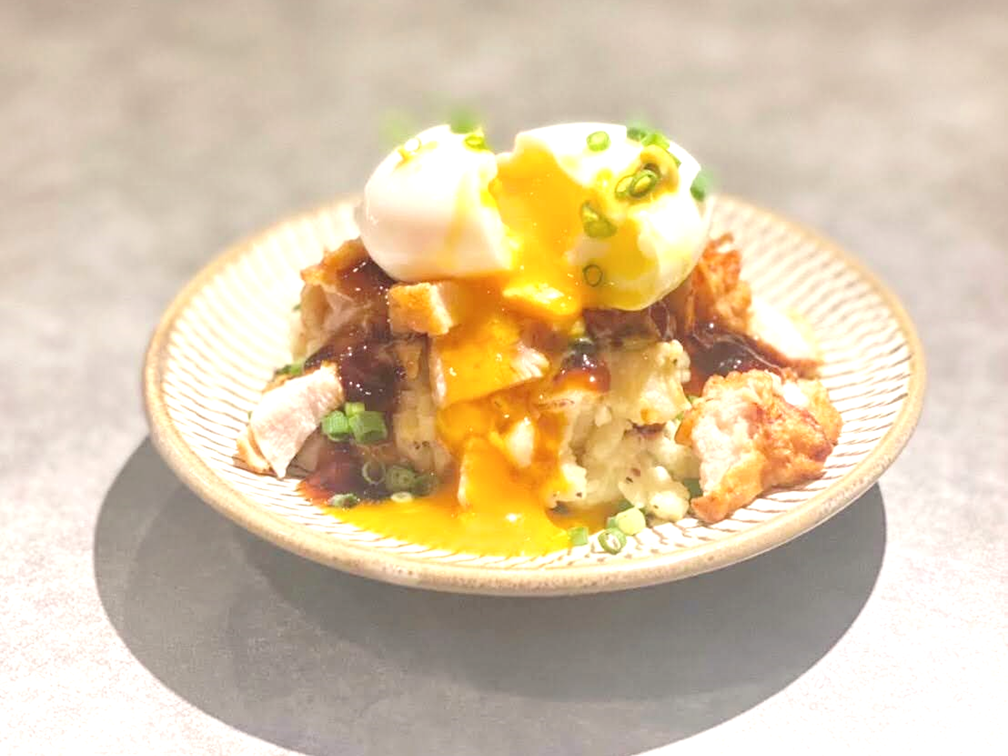 大分郷土料理 on the ポテサラ（とり天、くろめ、りゅうきゅうなど、何が乗るかはお楽しみ）