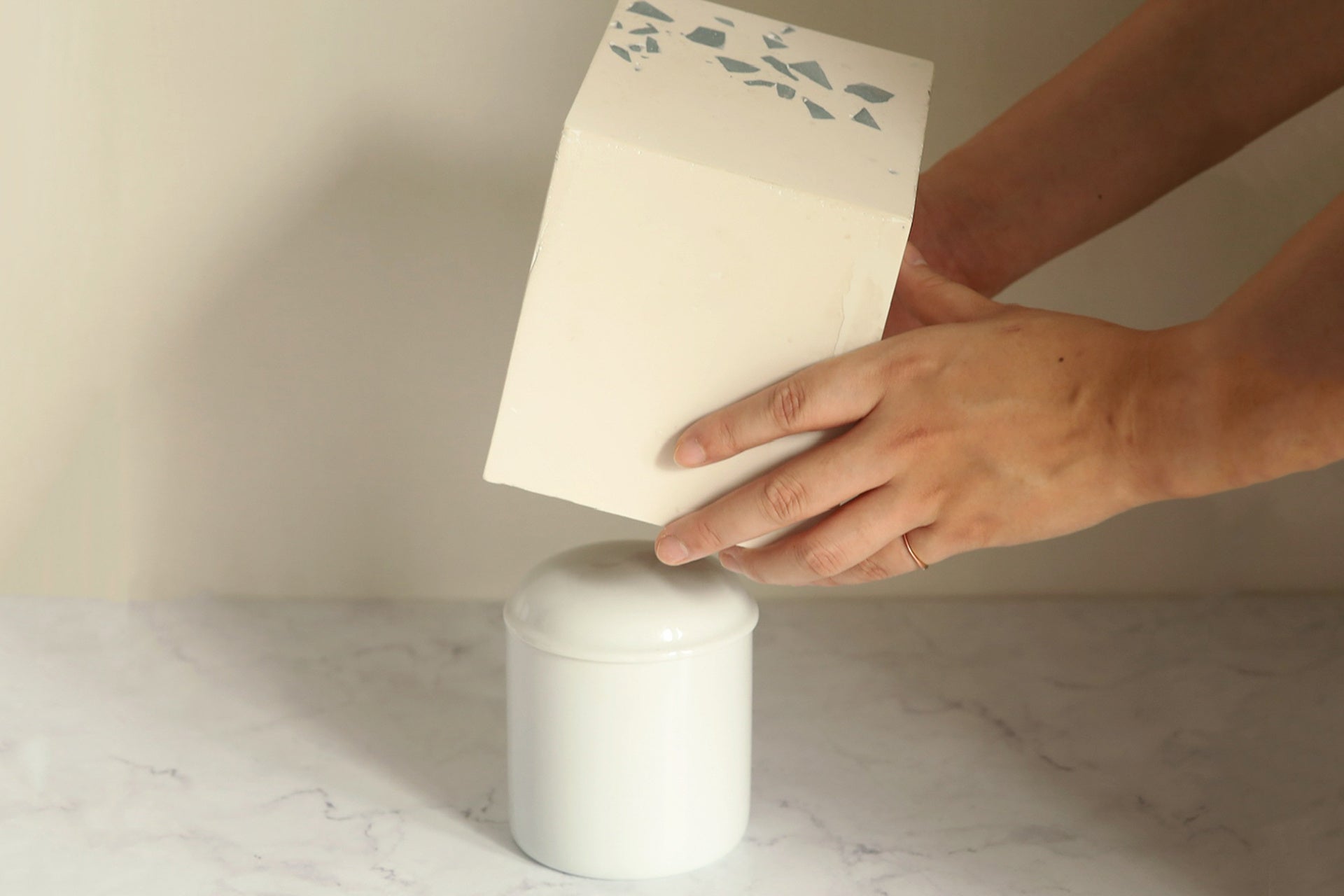 骨壷を中に入れ被せて利用します