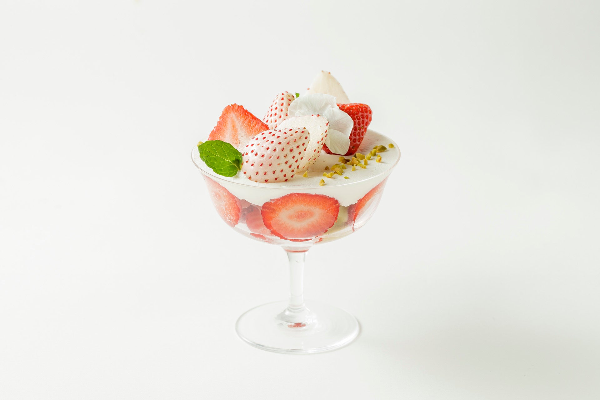 湘南いちごとパールホワイトのパフェ