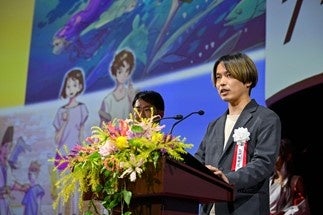 監督に抜擢された福田裕也さん。「須崎というまちのありのままの姿を美しい、そして愛おしいと思うような作品にしたい。神さまの存在を描きつつ、街や海をモチーフとして父性や母性といった骨太なテーマに挑んでいきたい」と語りました