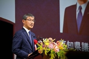 高知県議会議員の桑名龍吾氏