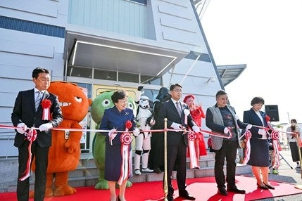 キャラクターに囲まれたテープカットでイベントの幕開け