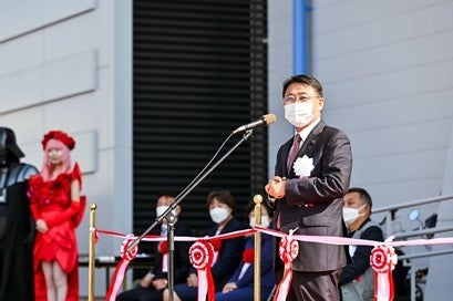 あいさつする平山耕三南国市長