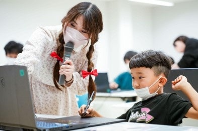 講師はデジタル彫刻家の戸田かえでさん。怪獣好きの子どもたちに大人気の体験会となりました