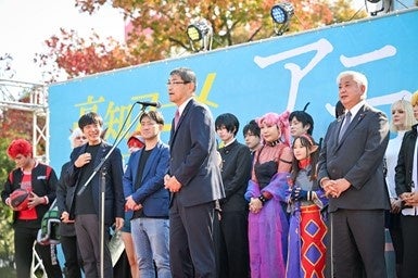 「ハロウィンの仮装とは違う、コスプレイヤーのクオリティの高さを実感していただきたい」と話す桑名龍吾県議会議員