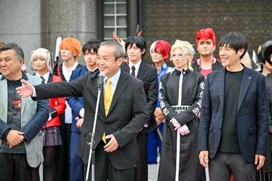 コスプレイヤーたちを歓迎する楠瀬耕作須崎市長