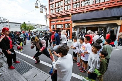 まちのあちこちで記念撮影が行われていました