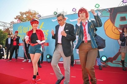 来賓の皆さんとコスプレイヤーたちがレッドカーペットを歩きました