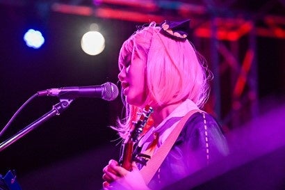 透き通る歌声を持つ13歳のシンガーソングライターHinoはアニソンのカバーを披露