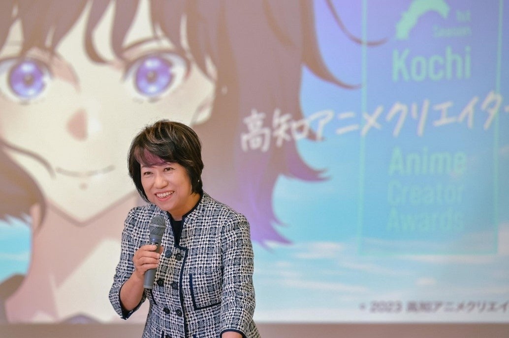 実行委員長としてあいさつする高知信用金庫の理事長、山﨑久留美氏。同金庫は創業100周年事業に位置付け、公益財団法人地域みらい財団とともに本プロジェクトを支援している