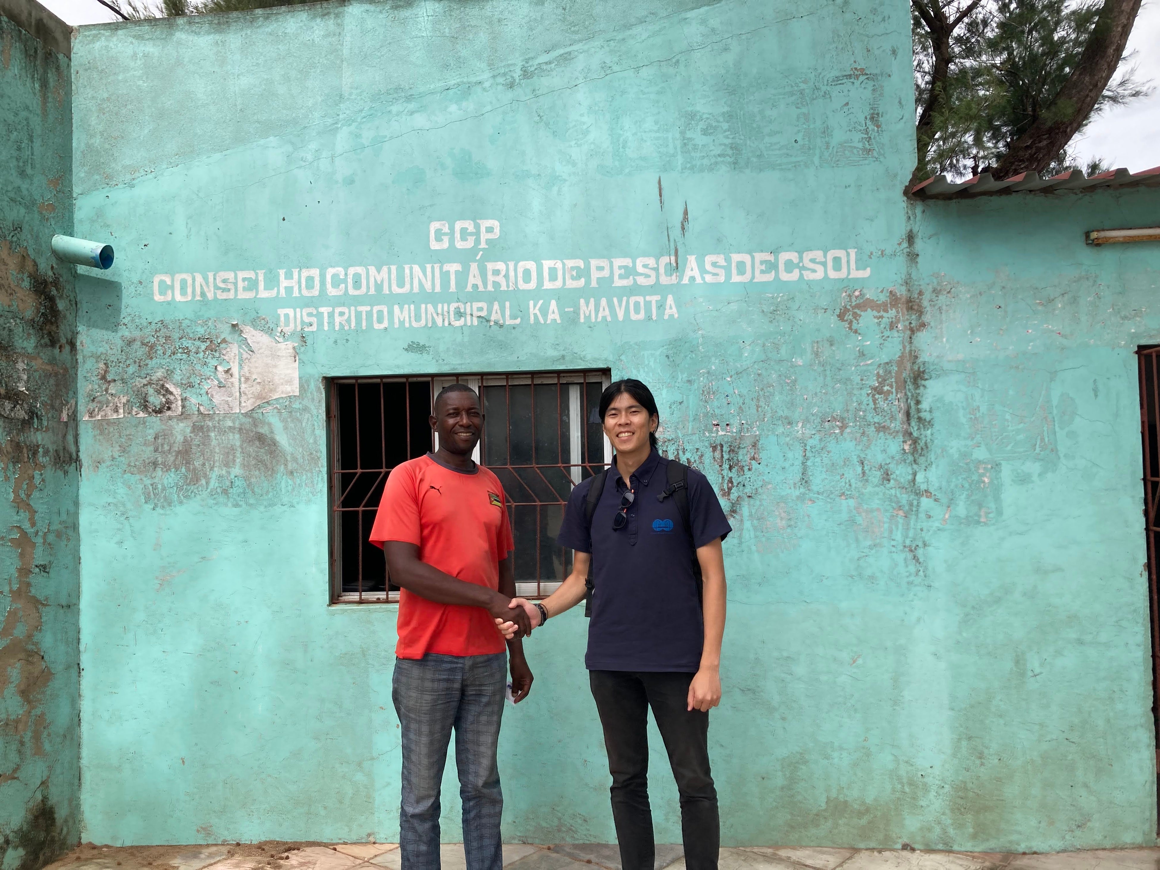モザンビーク首都マプト市のコスタドゥソル地区漁業協議会・副会長のカルロス氏（写真左）と握手する安井理事（写真右）