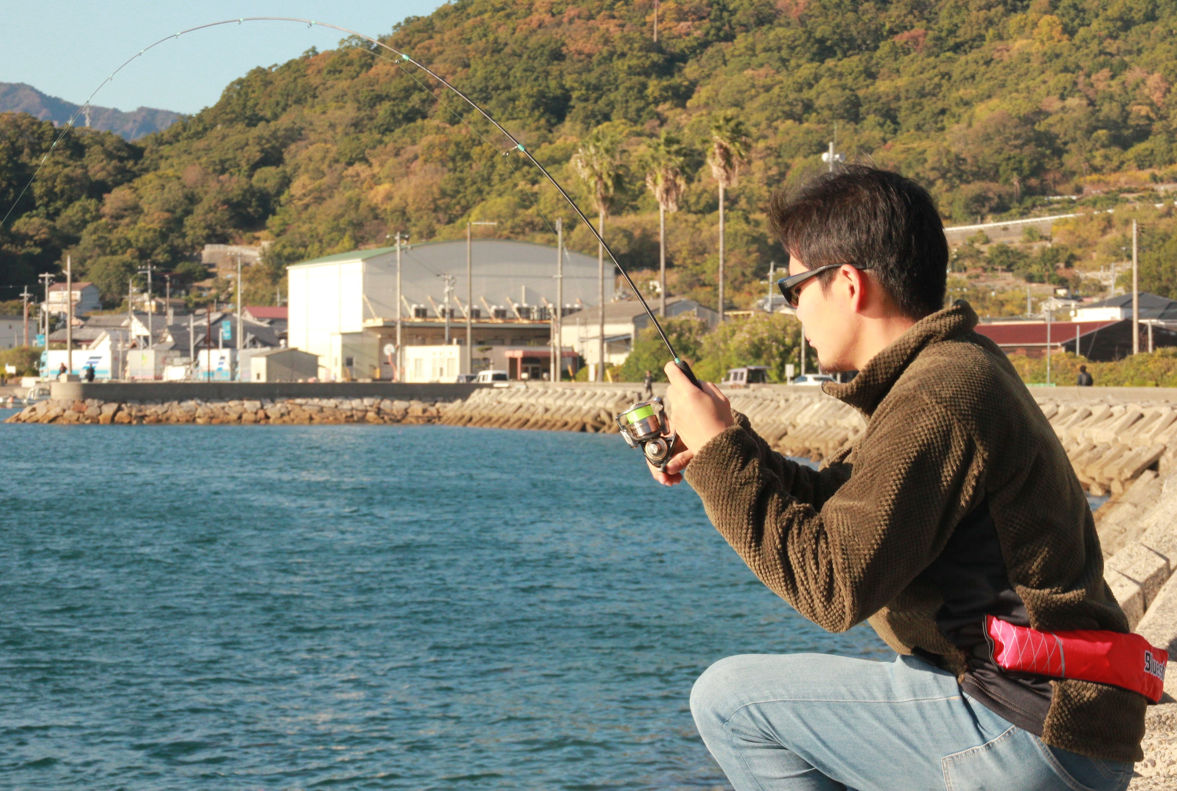 アップサイクルロッドで魚を掛けているシーン