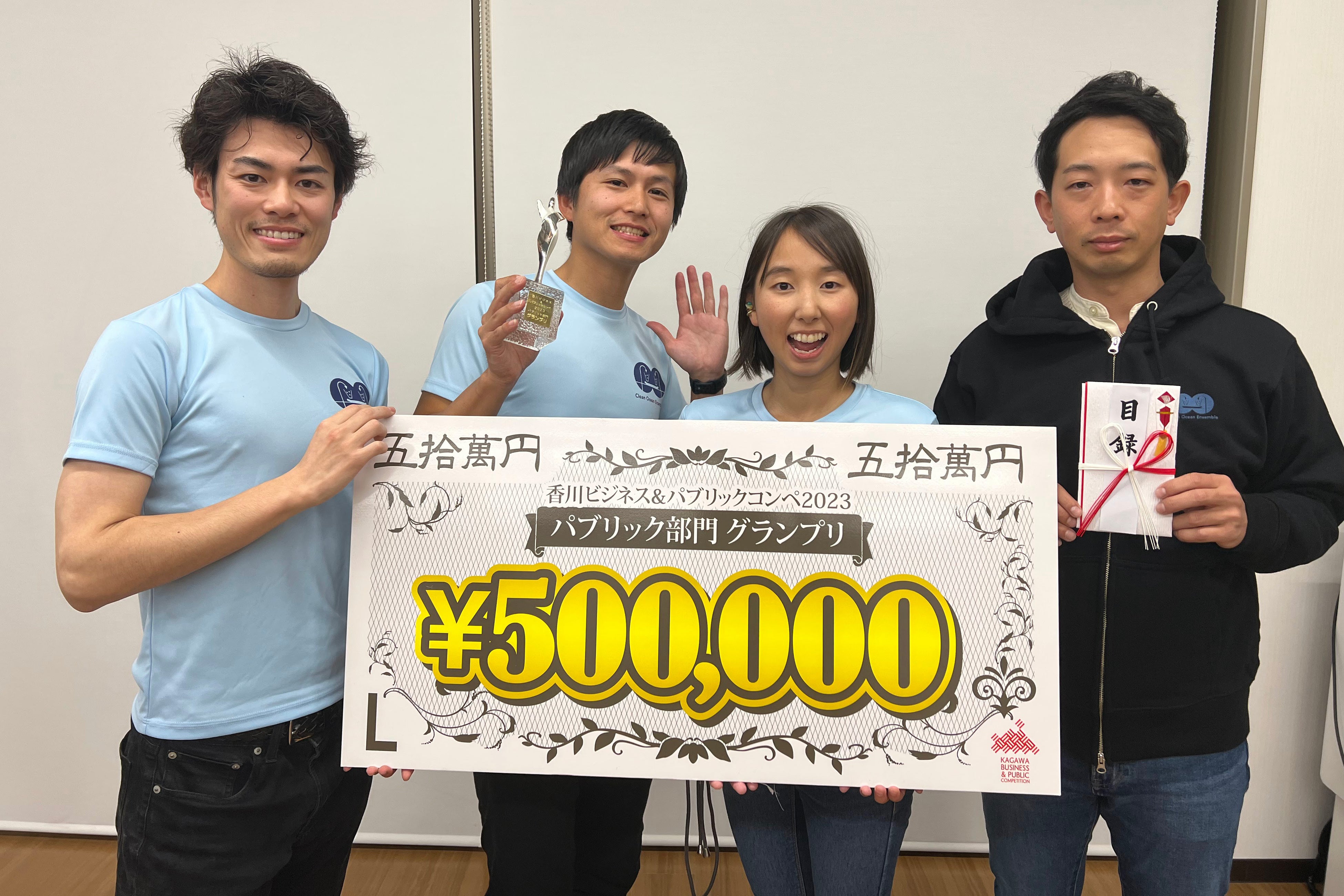 グランプリ受賞を喜ぶメンバー（左から：明父、江川代表理事、大西、中國）