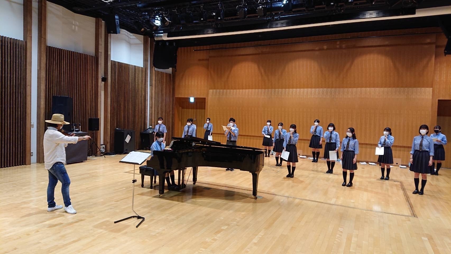 福島県立葵高等学校合唱部の生徒とヴァイオリニスト竜馬