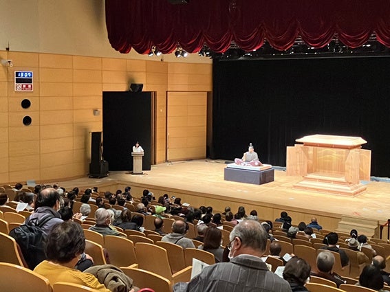 会場は源頼朝公像を一目見ようと訪れた人々の熱気に包まれました。