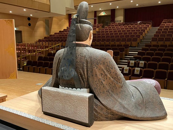 源頼朝公像の背面