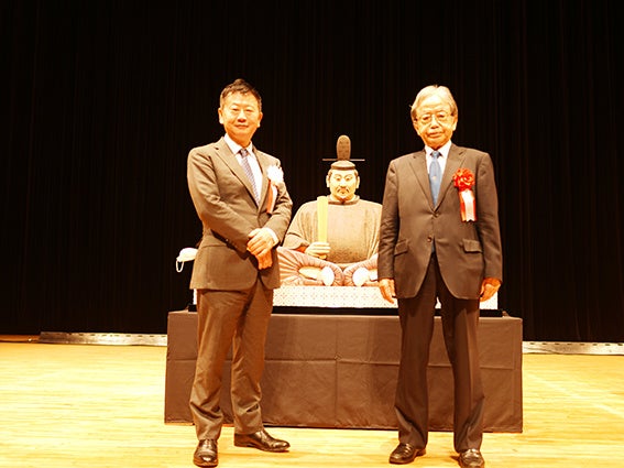 頼朝公像プロジェクト委員会事務局長・前井宏之氏(左)と源頼朝頼朝公像の制作者・江里康慧氏(右)