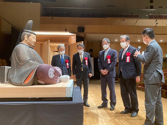 左から仏師・江里康慧氏、伊豆の国市・山下正行市長、伊豆市・菊池豊市長、三島市・豊岡武士市長、頼朝公像プロジェクト委員会事務局長・前井宏之氏