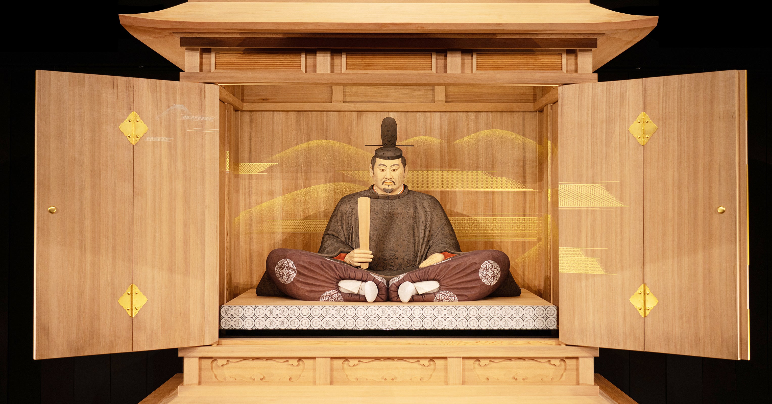 頼朝杉から制作された「源頼朝公像」