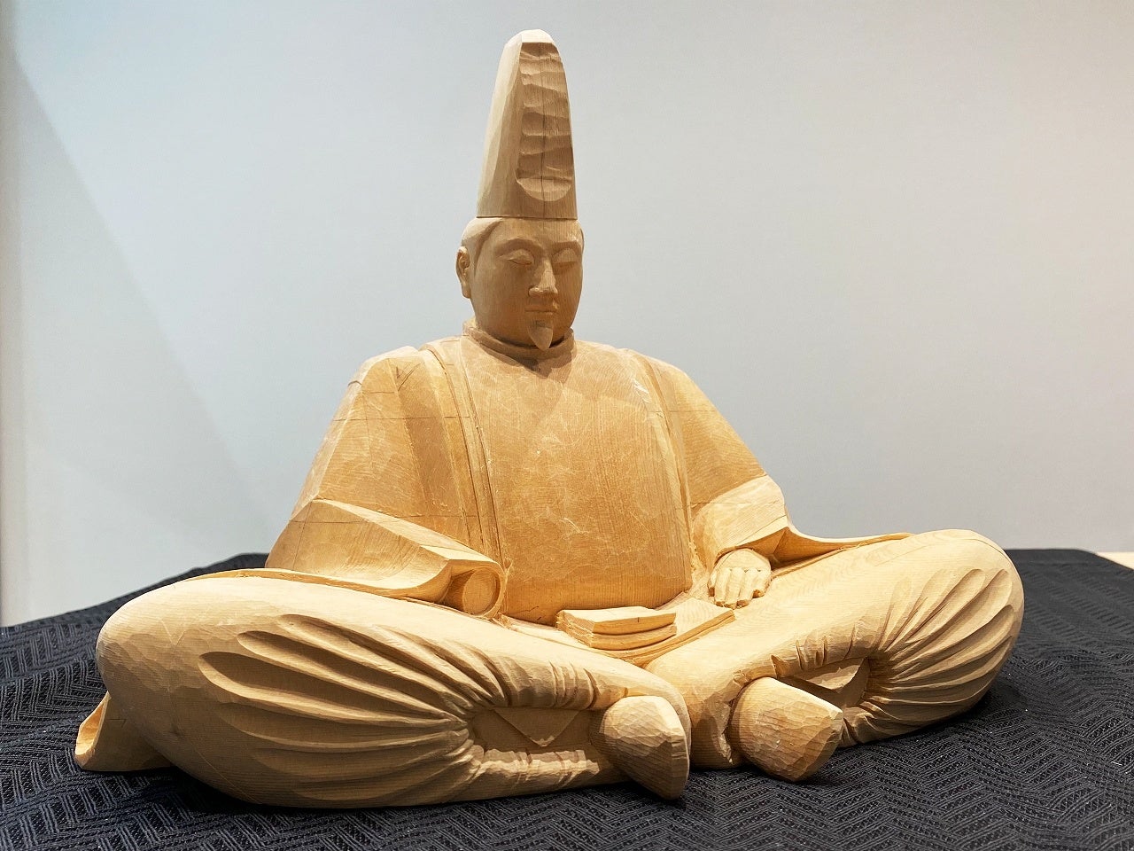 お像の彫像前に制作された縮小サイズの源頼朝公像