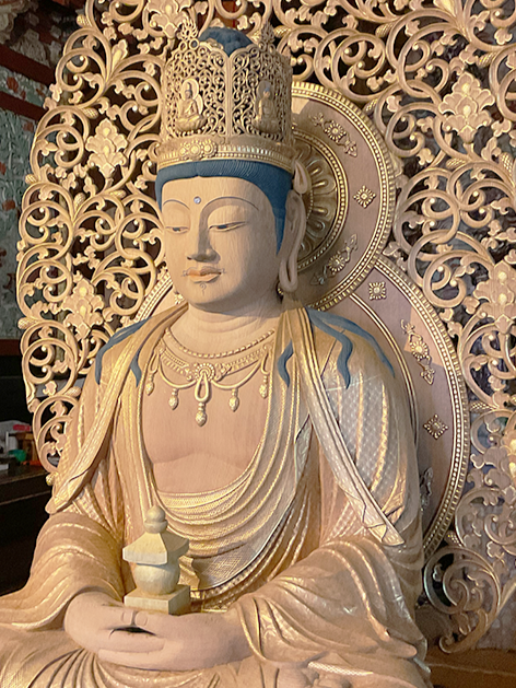 頼朝杉で制作された弥勒菩薩像（本企画では写真のみ展示）