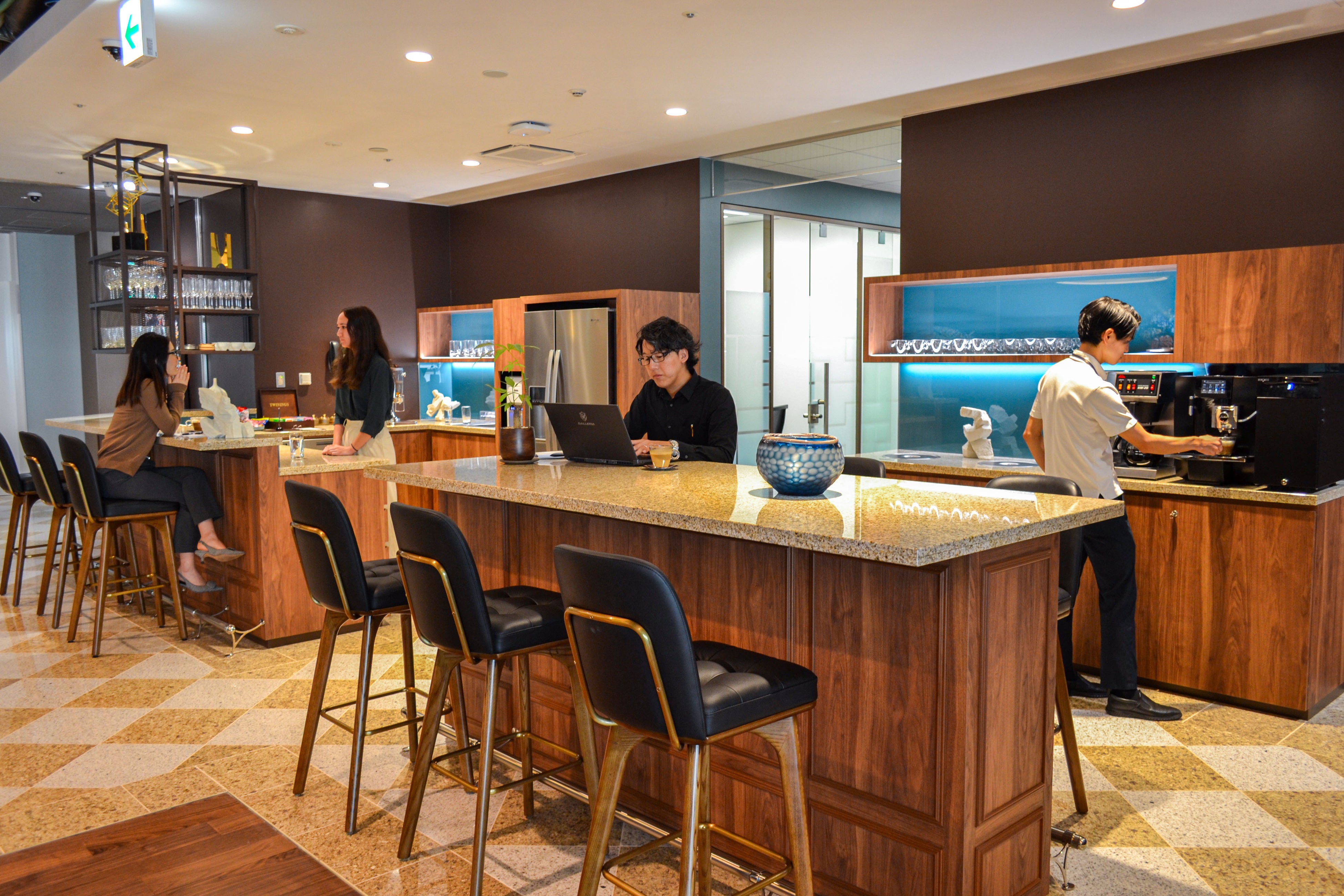 落ち着いた雰囲気で広々としたキッチンスペース