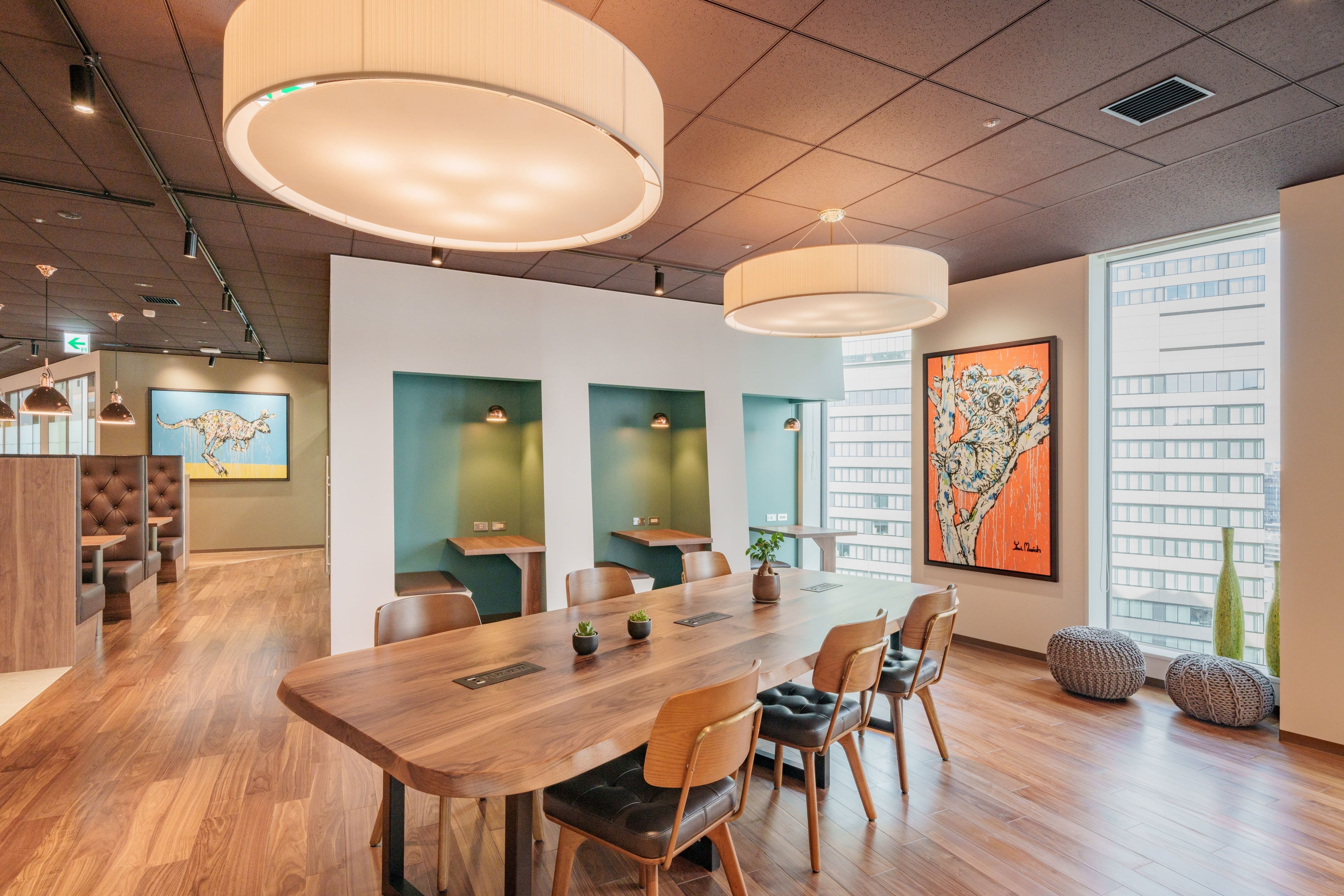 ●ホットデスク：洗練された雰囲気の共有ワークスペース内の席を、 営業時間内に無制限でご利用、または24時間365日ご利用可能なプラン。