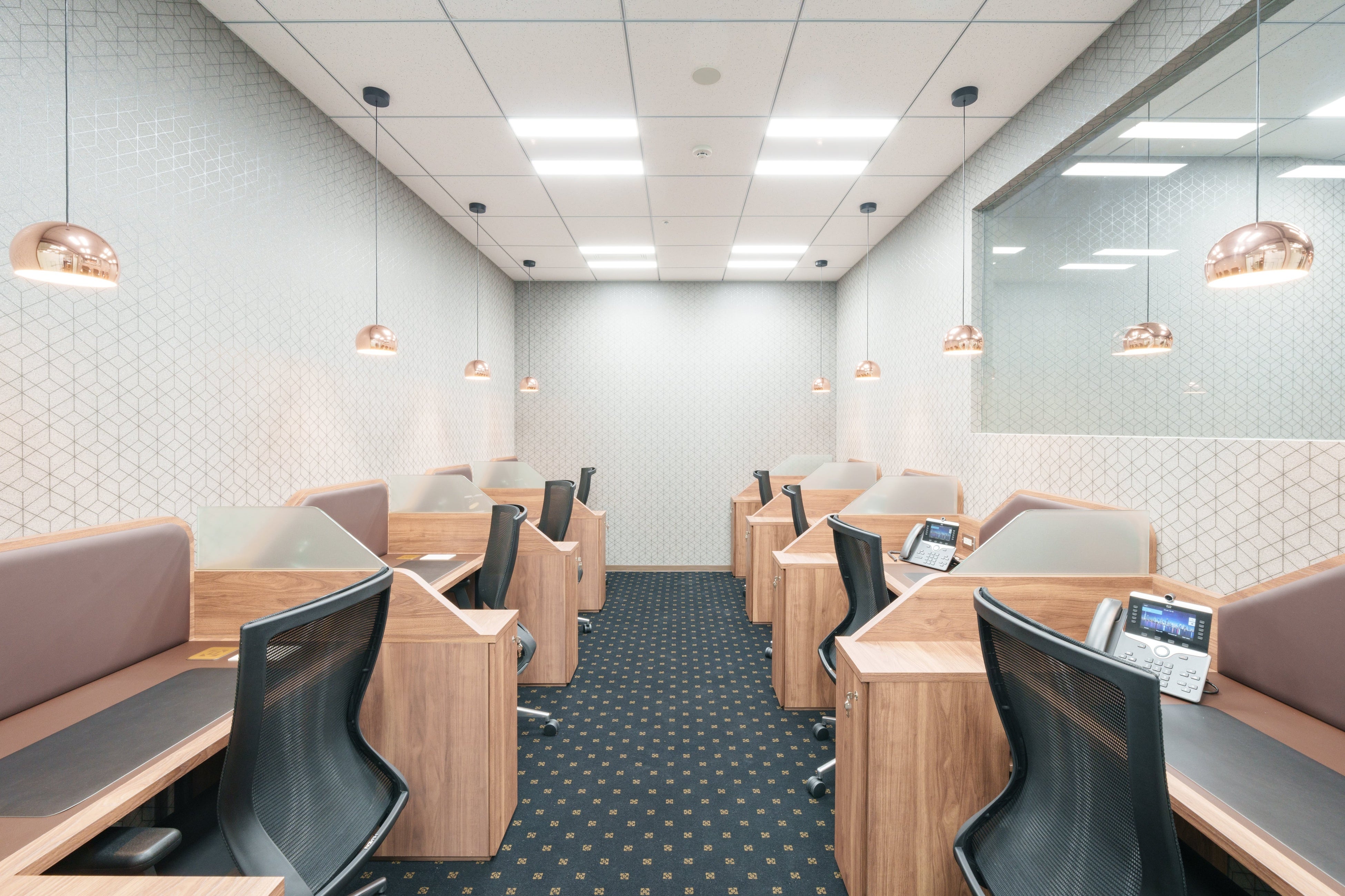 ●専用デスク：オフィス内にあるお客様専用の固定席が利用できるプラン。 固定席に加え、共有のワークスペースも24時間365日ご利用可能。