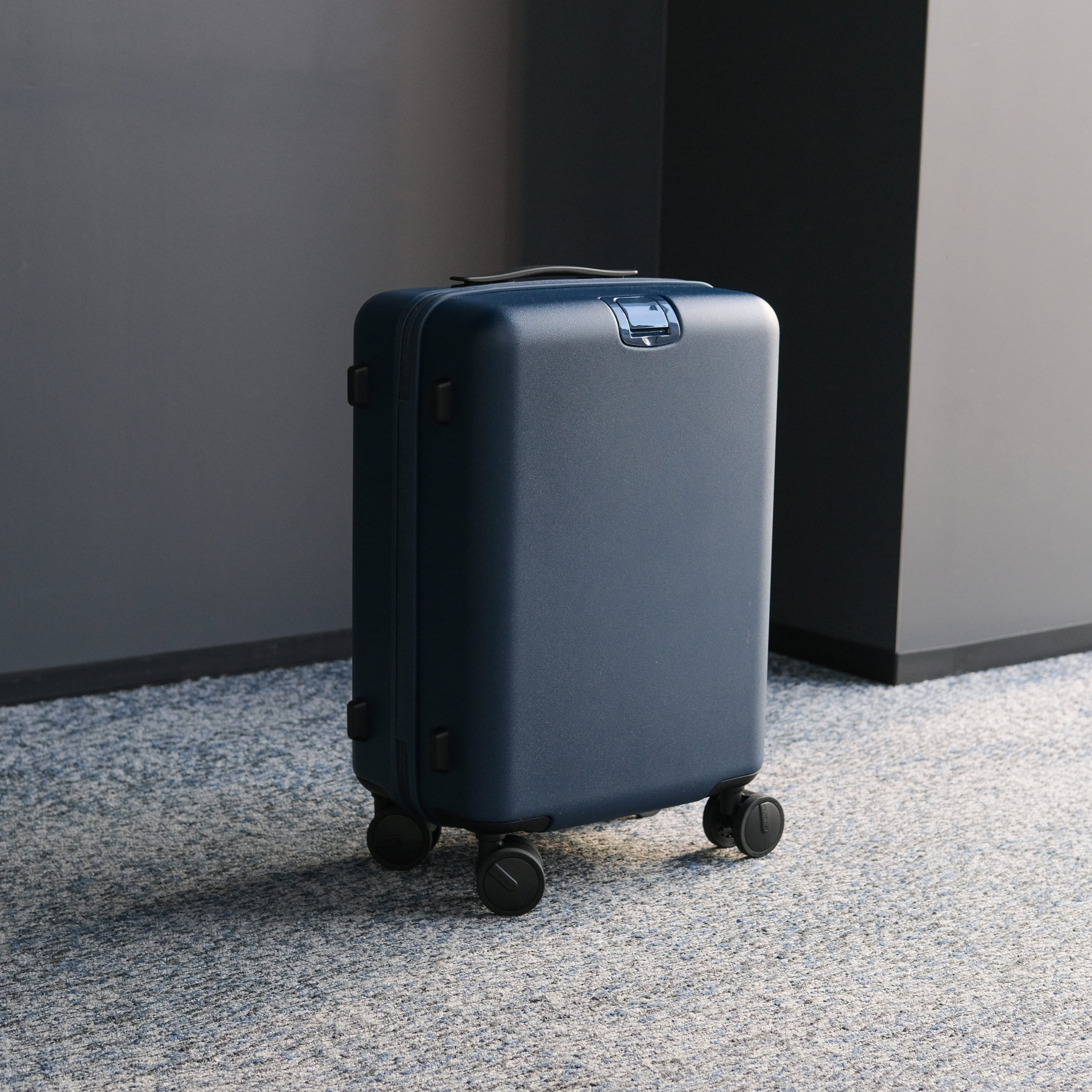 AUCENTIC ESSENTIAL LUXE SUITCASE  24インチ Essential Luxe Suitcase | aucentic(オーセンティック)