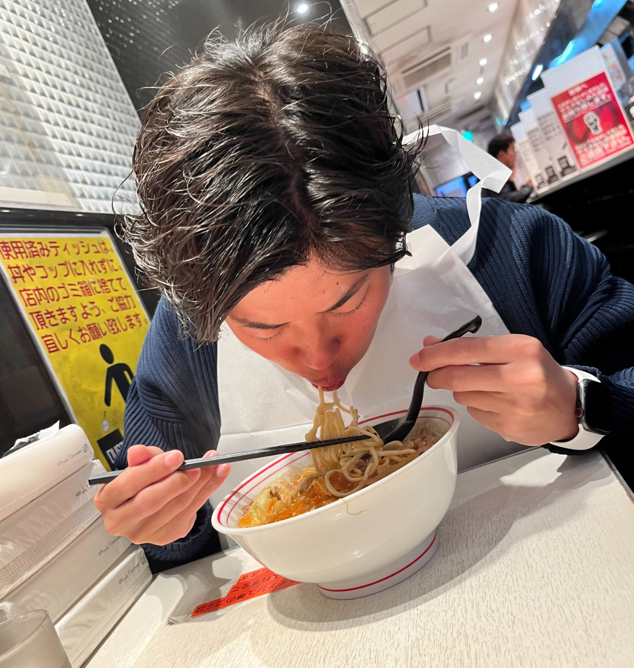 　＜蒙古タンメン中本のラーメンを食べる社員＞