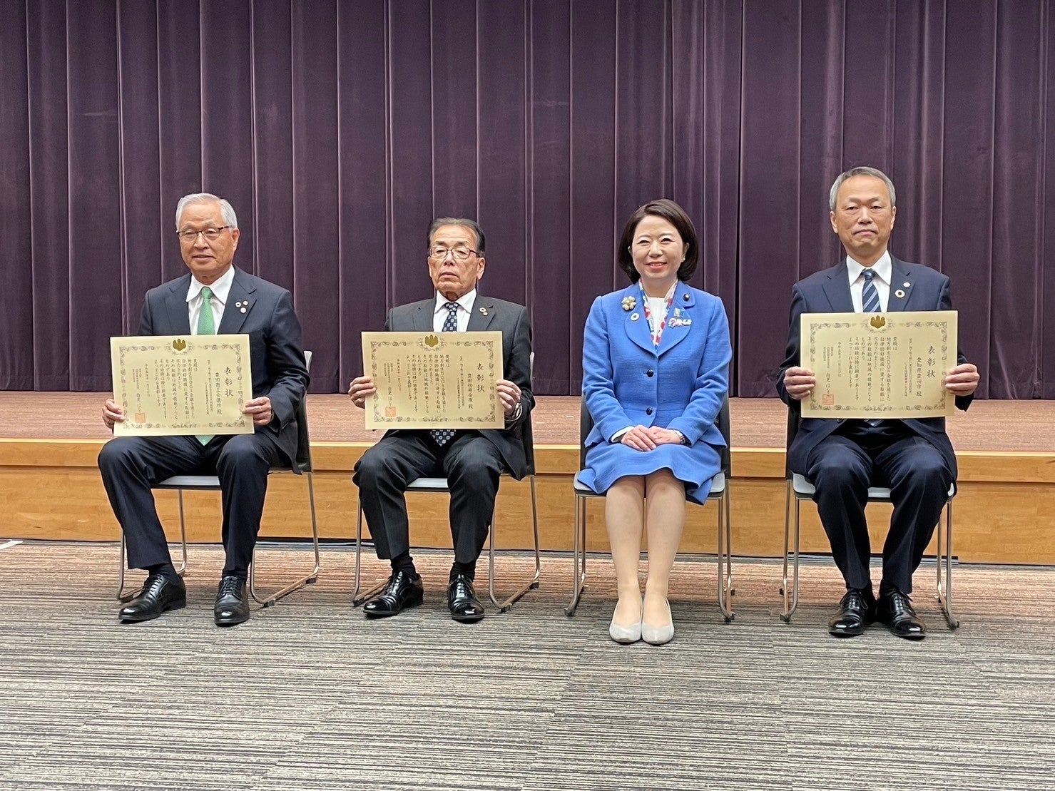 受賞の様子（左から 豊田商工会議所 三宅英臣 会頭、豊田信用金庫 藤嶋伸一郎 理事長、自見英子 地方創生担当大臣、豊田市 安田明弘 副市長）