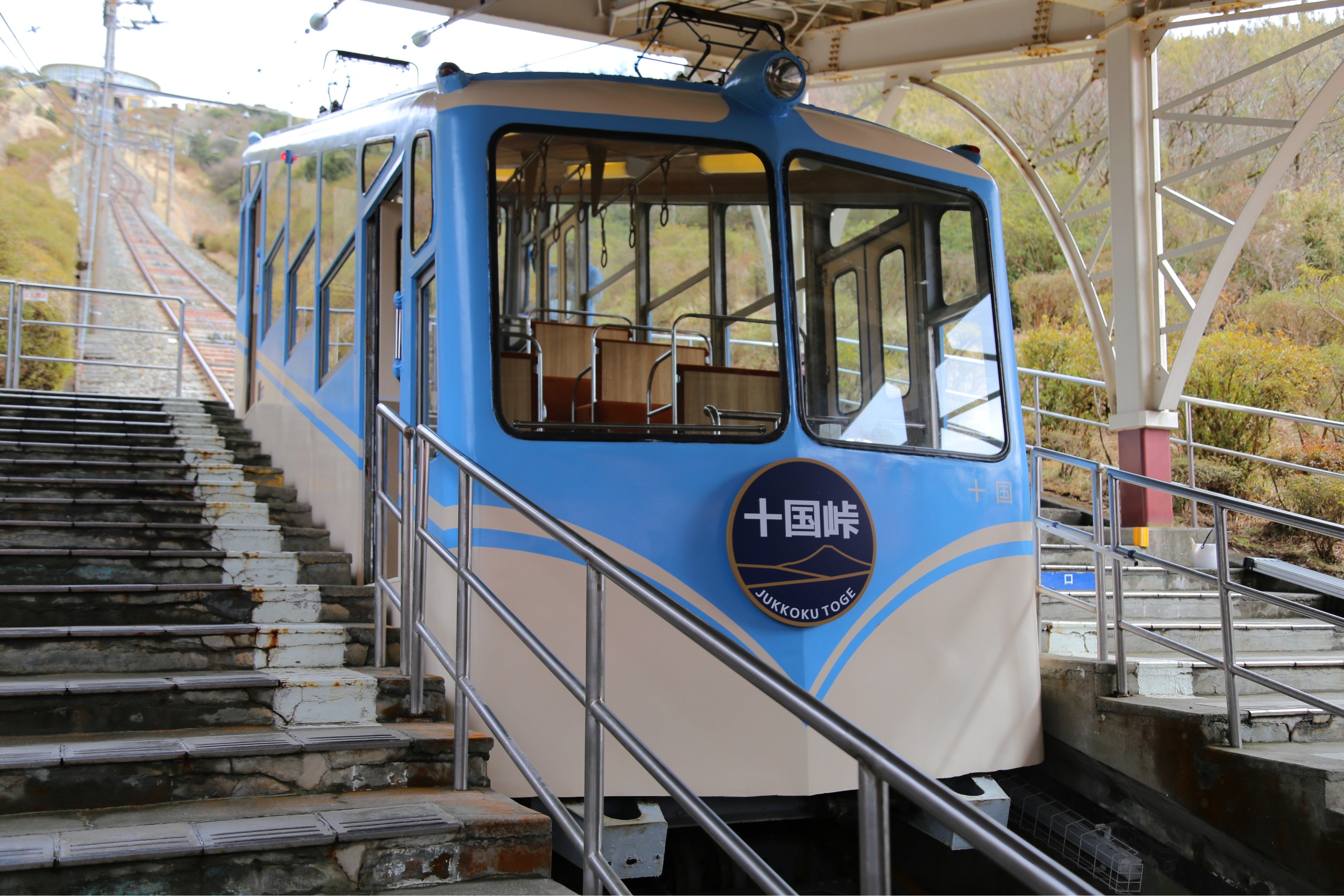 十国峠パノラマケーブルカー」デザイン新たに明日2月23日「富士山の日