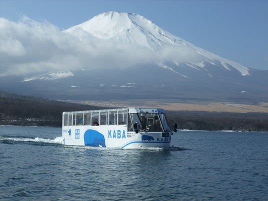 夕暮れの富士山と涼風を楽しむ、水陸両用バス「山中湖のカバ」で夏休み限定の「夕涼み便」を運航 夕暮れの富士山と涼風を楽しむ、水陸両用バス「山中湖のカバ」で夏休み限定の「夕涼み便」を運航