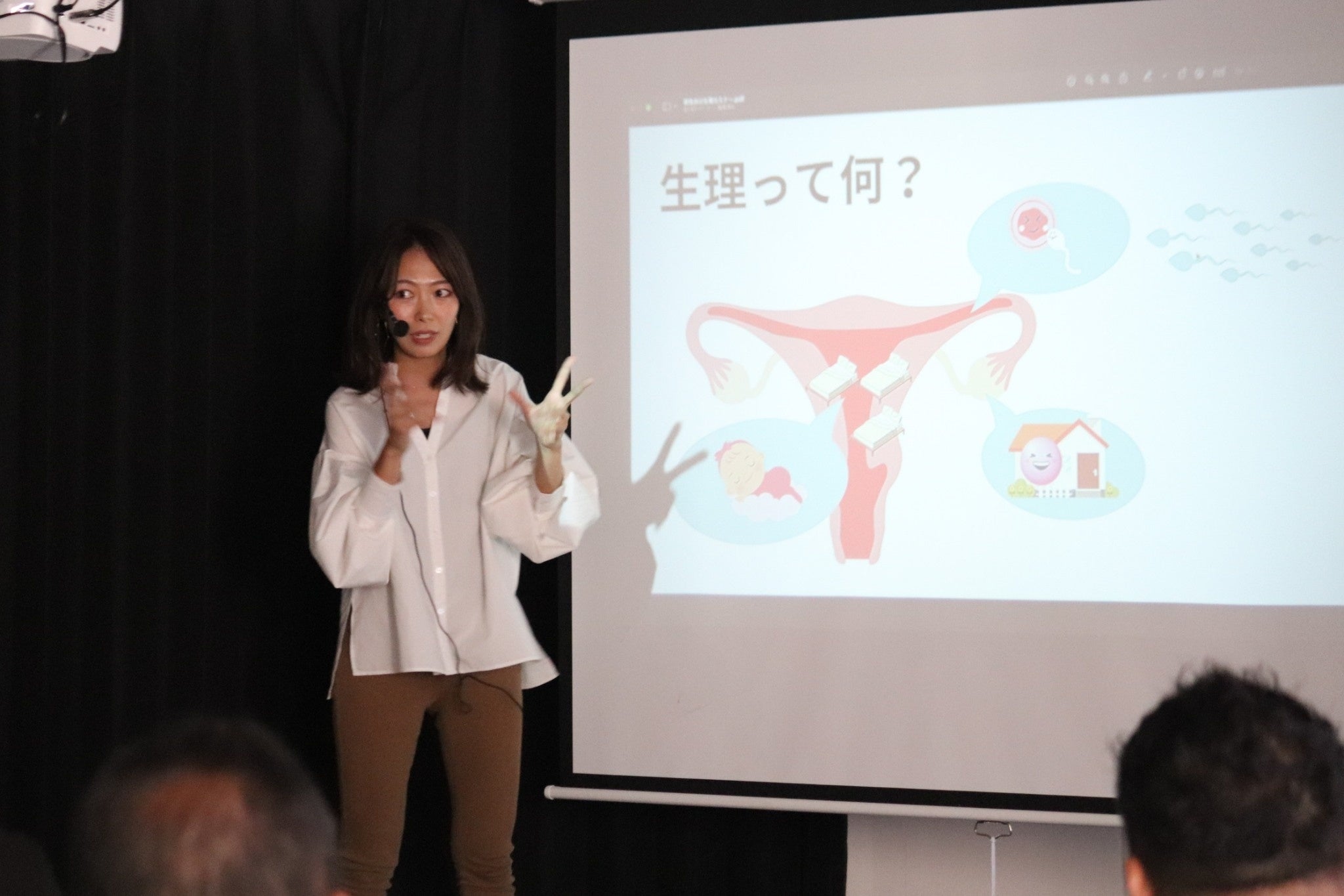 男性向け生理セミナーで説明をするモナカンパニー代表・向井桃子
