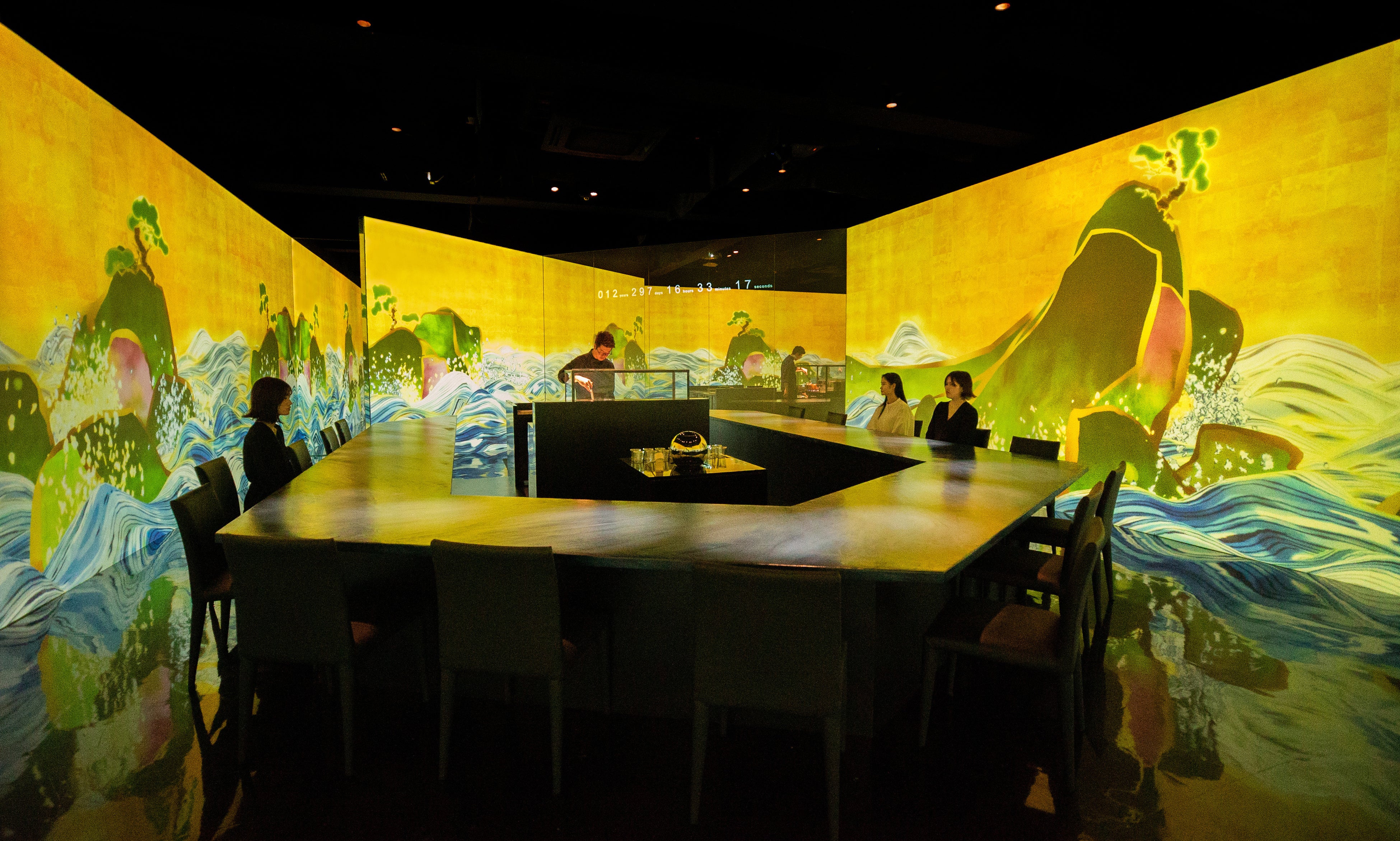 チームラボ《百年海図巻[上映時間：100年] 》©チームラボ