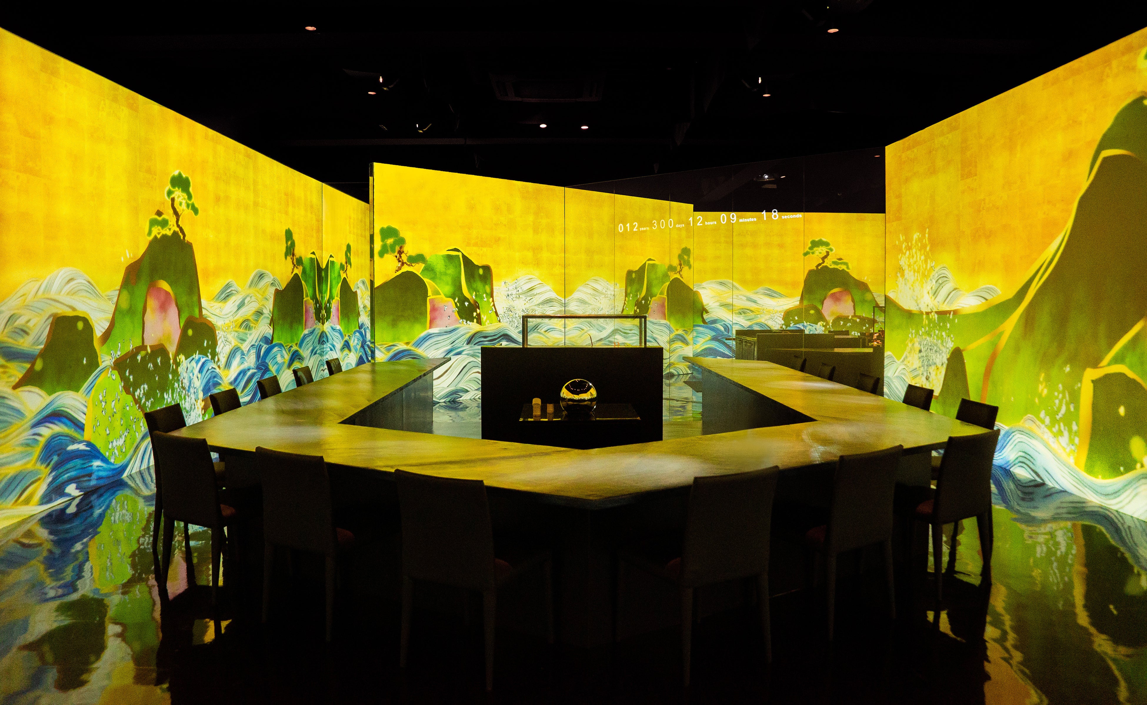 チームラボ《百年海図巻[上映時間：100年], 2009》©チームラボ