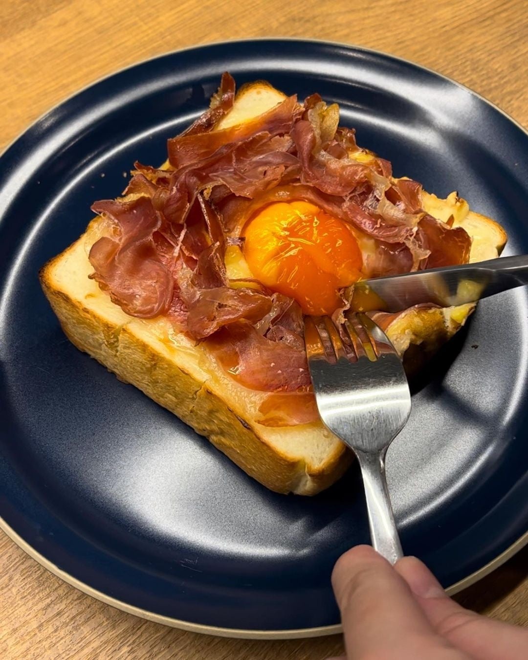 奥久慈卵がとろりとあふれる「奥久慈卵と生ハムチーズ」は、トースト人気ナンバーワン